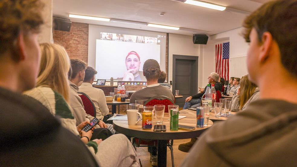 Gespannt diskutierten die Schülerinnen und Schüler in Jemgum mit Experten aus den USA. Foto: Hock