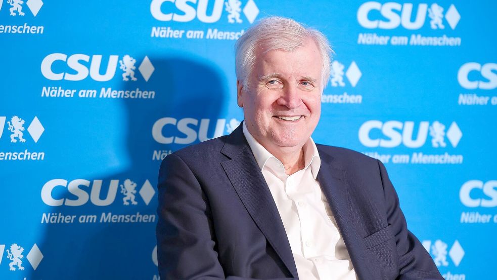 Auf Parteiveranstaltungen ist Horst Seehofer gelegentlich noch zu sehen. Doch der frühere bayerische Ministerpräsident, der unter Kanzlerin Merkel zuletzt Bundesinnenminister war, hat sich aus der aktiven Politik zurückgezogen. (Archivfoto) Foto: Daniel Löb/dpa