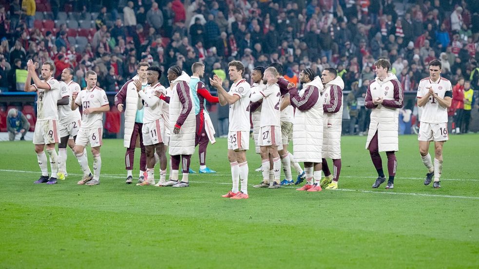 Die Bayern-Profis feierten ihren wichtigen Sieg nur verhalten vor ihren Fans. Foto: Sven Hoppe/dpa