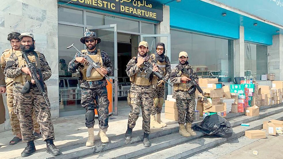 Kämpfer der militant-islamistischen Taliban stehen kurz nach dem Abzug der USA in Kabul Ende August 2021 am Flughafen. (Archivfoto) Foto: Kathy Gannon/AP/dpa