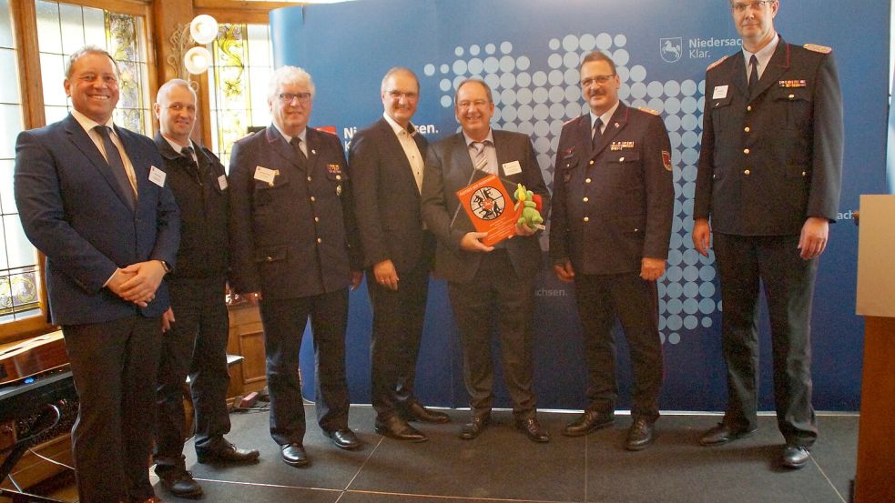 Ehrung in Hannover (von links): Bürgermeister Helfried Goetz, Gemeindebrandmeister Frank Schlegel, Kreisbrandmeister Friedhelm Tannen, Staatssekretär Stephan Manke, Kurt-Jürgen Grabert (Storag) sowie Präsident Olaf Kapke und Vizepräsident Gerd Diekena vom Landesfeuerwehrverband Niedersachsen. Foto: Rebmann