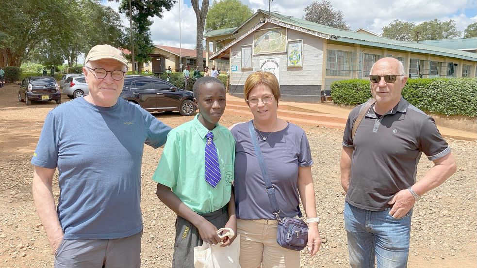 Maria und Hans Robben waren von den Eindrücken in Nyeri überwältigt. In ihre Mitte genommen haben sie John, der seine Schuluniform trägt. Rechts im Bild ist der erste Vorsitzende der Kinderhilfe, Niko Nordmann, zu sehen. Foto: privat