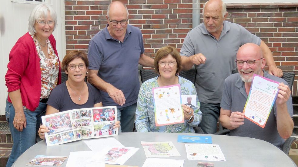 Post aus Kenia: Sibylle Pfeifer (von links), Maria und Hans Robben, Gerlinde Alsmeier, Niko Nordmann sowie Gerold Alsmeier freuen sich über Fotos und Briefe der afrikanischen Kinder. Aktuell werden acht weitere Paten gesucht. Foto: privat