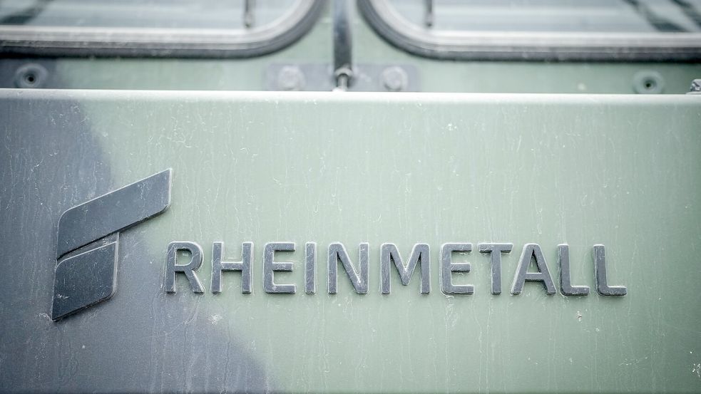 Das Logo des Rüstungskonzerns Rheinmetall ist an einem Fahrzeug der Bundeswehr bei der Nato-Übung Quadriga 2024 zu sehen. Foto: Kay Nietfeld/dpa