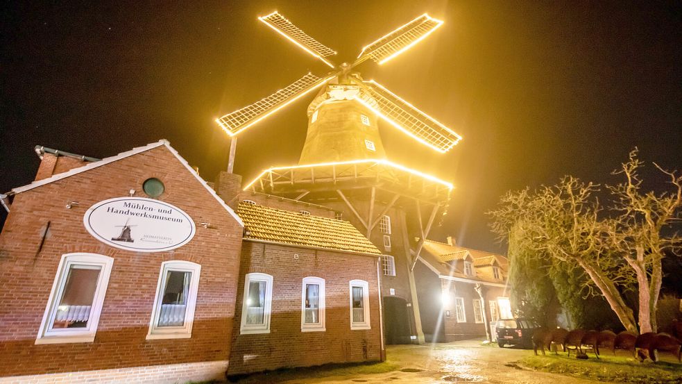 In Pewsum bringt die Mühlenbeleuchtung Licht in dunkle Abende. Archivfoto: Hock