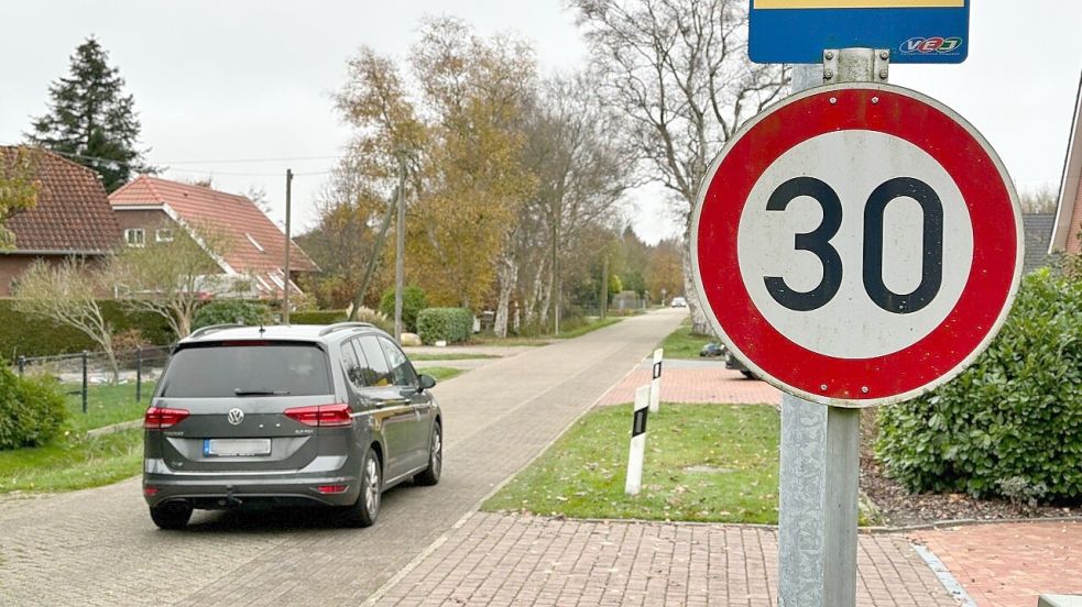 Wird auf der Altebeek in Jheringsfehn zu schnell gefahren? Was kann dagegen getan werden? Um diese Fragen ging es jetzt. Foto: Ortgies