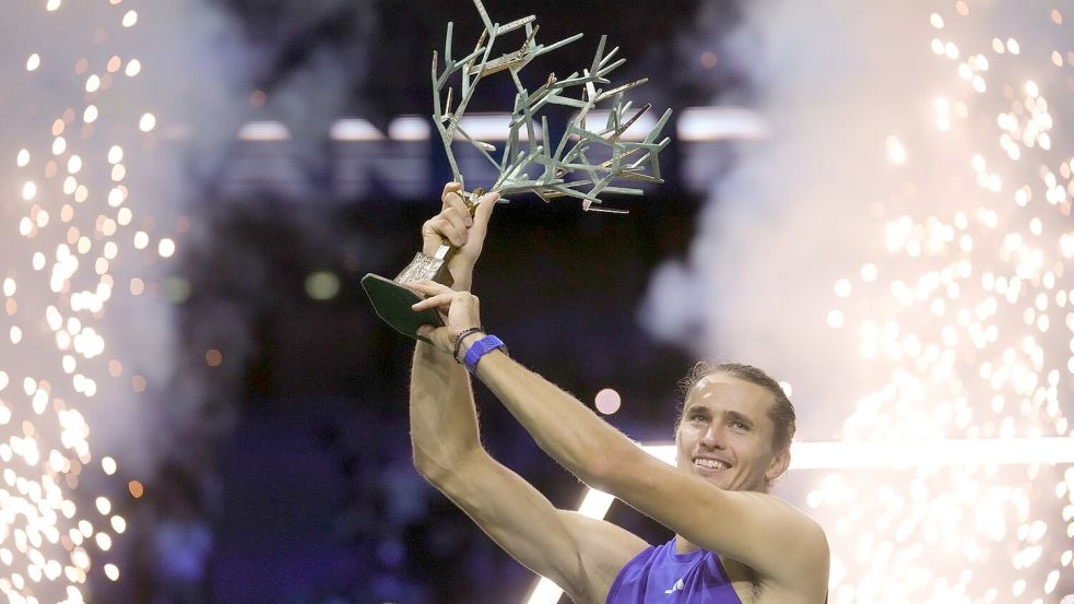 Gestärkt vom Turniersieg in Paris startet Alexander Zverev als einer der Mitfavoriten bei den ATP Finals in Turin. Foto: Thibault Camus/AP/dpa