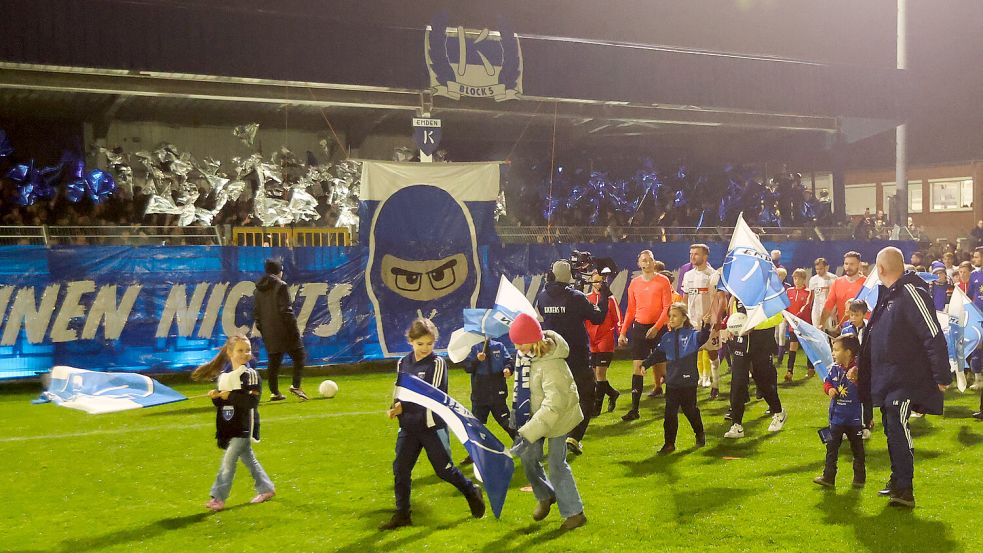 Die Kickers-Fans hatten sich zum Anstoß eine Choreografie überlegt. Foto: Doden, Emden