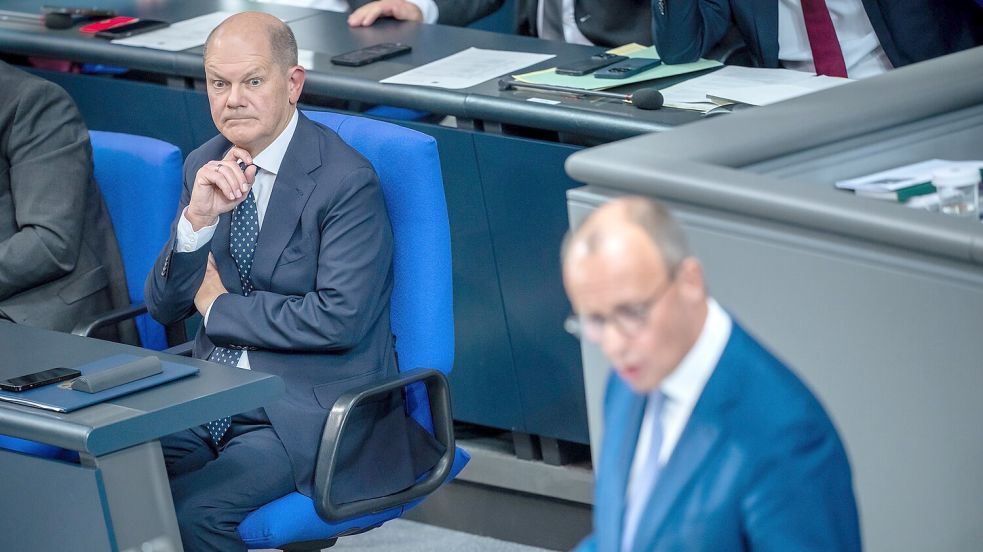 Haben unterschiedliche Vorstellungen über den Termin für Neuwahlen: Bundeskanzler Olaf Scholz (SPD, links) und CDU-Chef Friedrich Merz. Foto: Kappeler/dpa