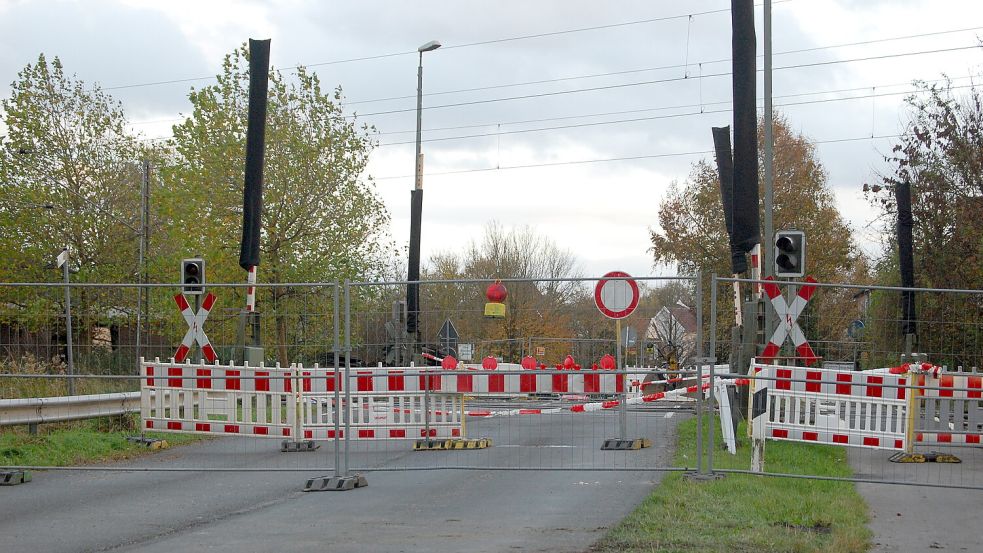 Wieder einmal wird in Oldersum am Bahnübergang An der Rotbuche gearbeitet und er wird deshalb in den kommenden Wochen zumindest zeitweise ganz gesperrt sein, teilt die Bahn mit. Das Bild zeigt eine Vollsperrung im Jahr 2013, als nicht einmal Fußgänger passieren konnten. Foto: Lüppen/Archiv