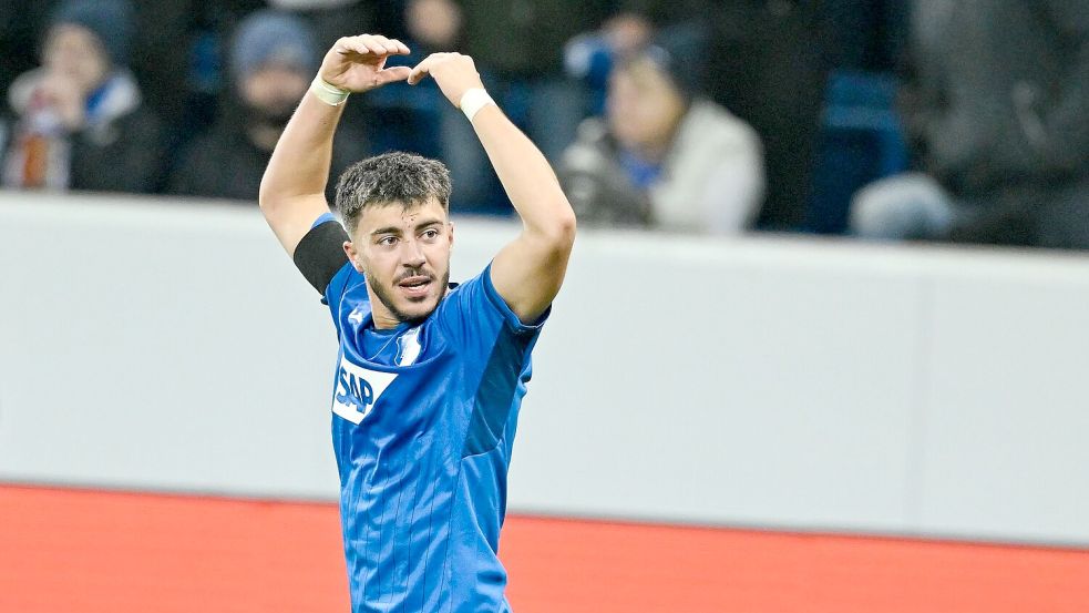 Umut Tohumcu jubelt über den späten Ausgleich für Hoffenheim Foto: Uwe Anspach/dpa