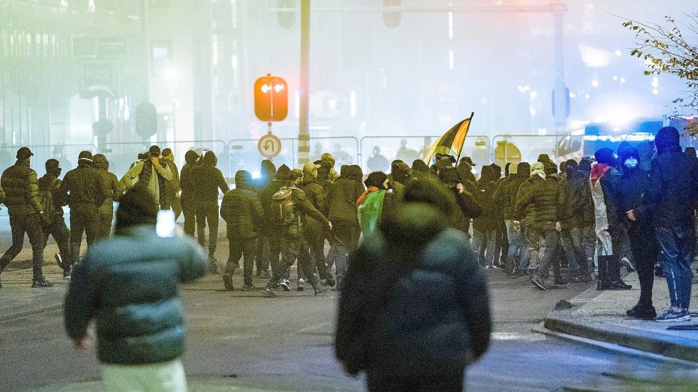 Am Rande des Fußballspiels kam es zu Krawallen. Foto: Jeroen Jumelet/ANP/dpa