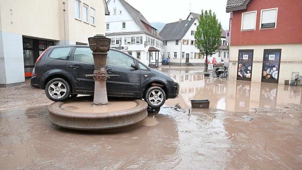 Das Hochwasser im Juni dieses Jahres hat in Ruderberg (Baden-Württemberg) ein Auto weggespült. (Archivbild) Foto: Bernd Weißbrod/dpa