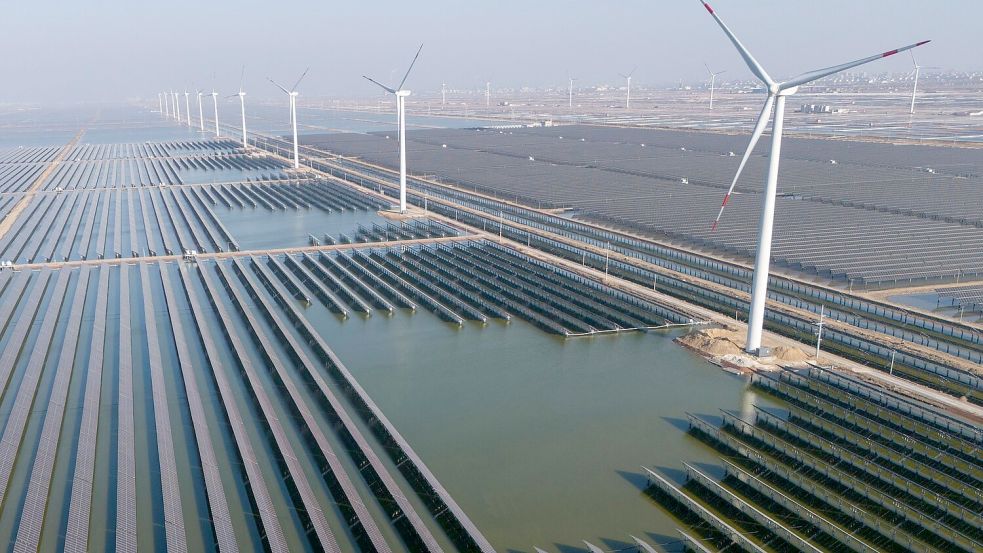 Windräder drehen sich auf einem riesigen Solarpark in China. (Archivbild) Foto: Ng Han Guan/AP/dpa