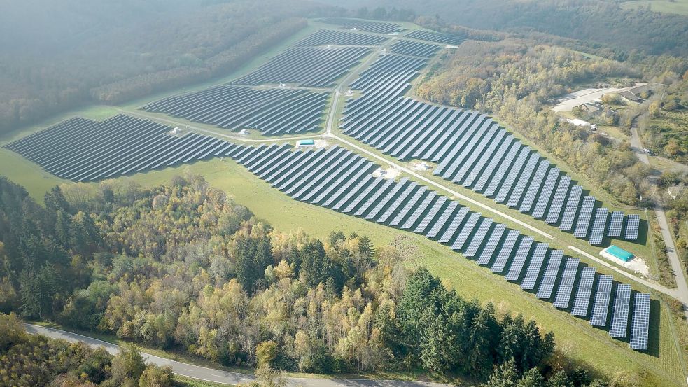 Der Freiflächen-Solarpark versorgt rund 39.000 Vier-Personen-Haushalte in Rheinland-Pfalz mit emissionsfreiem Strom. (Archivbild) Foto: Thomas Frey/dpa