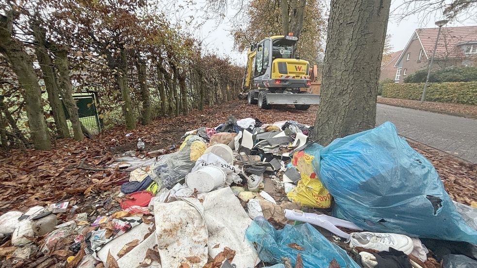 Am Donnerstag wurde der Holzzaun des ehemaligen Containerstellplatzes am Hoheellernweg entfernt. Foto: Bothe