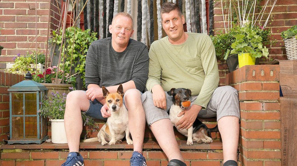 Landwirt Heino (links) lebt am Stadtrand von Wilhelmshaven, auf einem großen Hof mit einem bunten Mix an Tieren. Während der Hofwoche begleitete ihn Markus im Alltag. Foto: RTL/Stefan Gregorowius