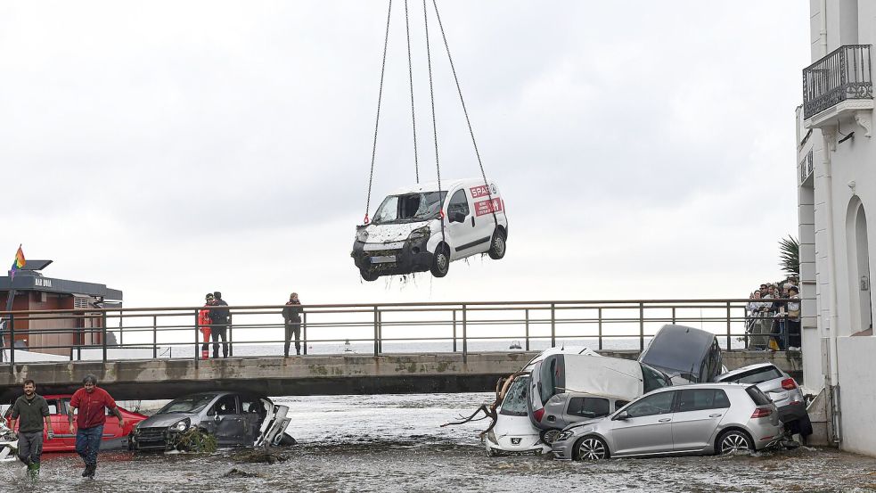 Die Autos werden in Cadaqués bereits geborgen. Foto: Glòria Sánchez/EUROPA PRESS/dpa