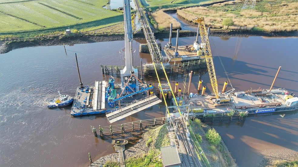 Das Bild zeigt den Einhub der Hilfsbrücke in die Eisenbahnbrücke über die Hunte im April 2024. Kurze Zeit später wurde auch diese Hilfsbrücke durch ein Schiff stark beschädigt. Foto: Deutsche Bahn