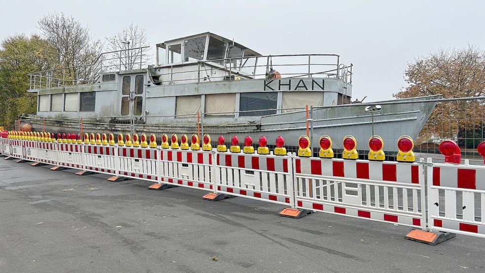 Die „Khan“ ist am Donnerstagnachmittag aus dem Weeneraner Hafen geholt worden und liegt aufgebockt auf dem Parkplatz im Hafen. Foto: Stadt Weener