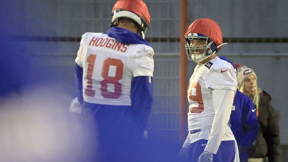 Der Stuttgarter Jakob Johnson (rechts) trainiert mit den New York Giants in München. Foto: Karl-Josef Hildenbrand/dpa