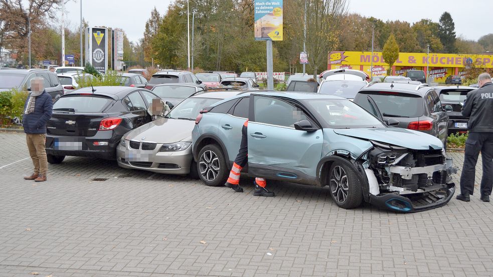 Acht Fahrzeuge wurden bei dem Unfall beschädigt. Foto: Eva van Loh