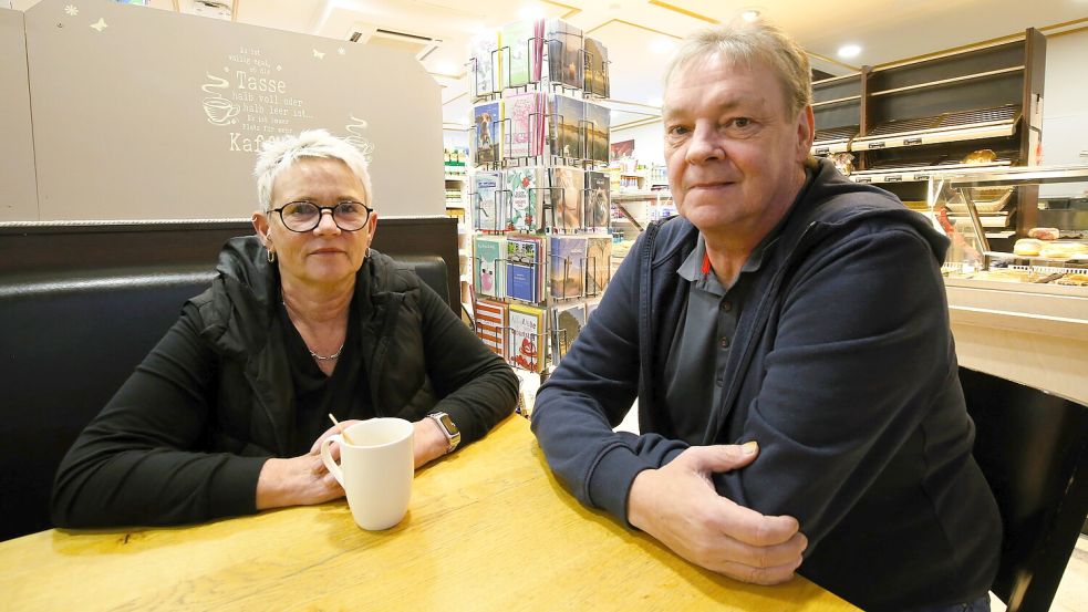 Torsten Möller mit Marktleiterin Ilona Beyen im Dorfladen in Strackholt. Hier fühlt sich Möller so wohl, dass er trotz seiner Krankheit immer wieder herkommt. Bis zur Krankschreibung war er die einzige Vollzeitkraft des Ladens. Foto: Böning