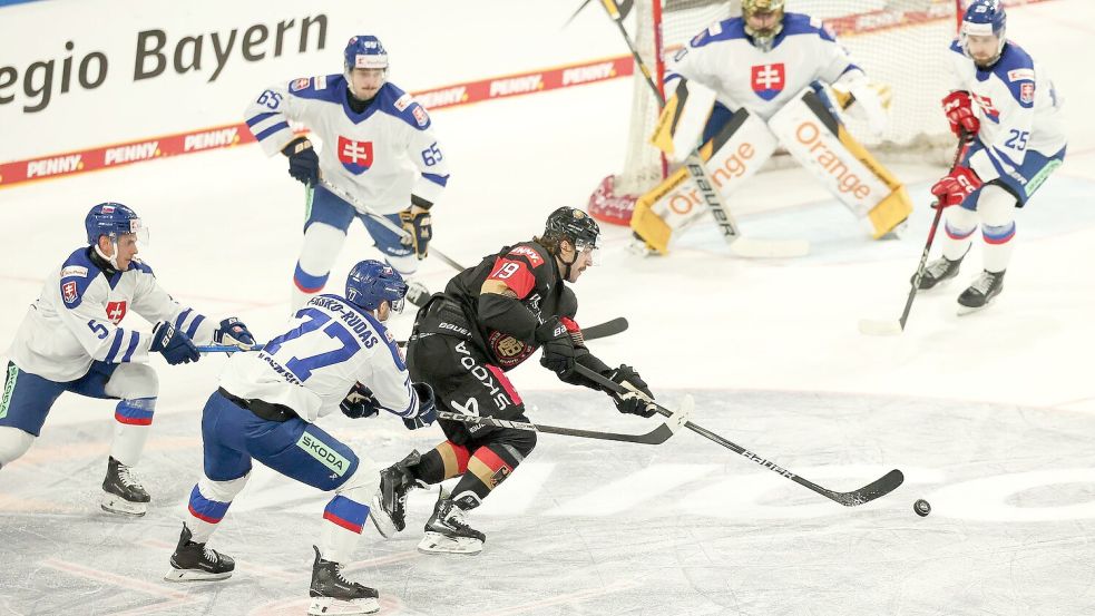 Deutschland war beim Deutschland Cup gegen die Slowakei chancenlos. Foto: Daniel Löb/dpa