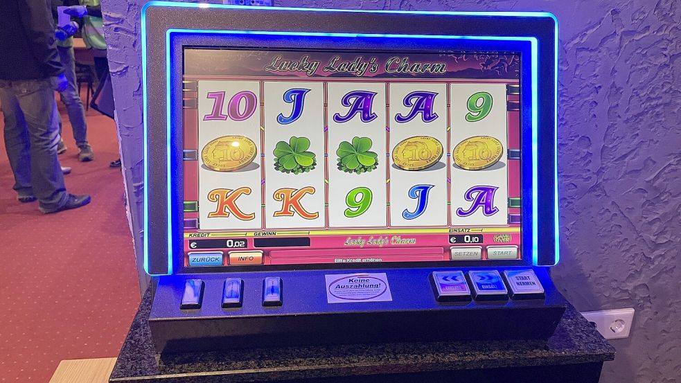 An solchen Geräten konnte im illegalen Casino in Emden gespielt werden. Foto: Polizei