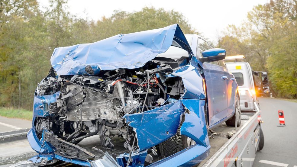 Dieses Auto wurde durch den Unfall komplett zerstört. Fotos: Chowanietz