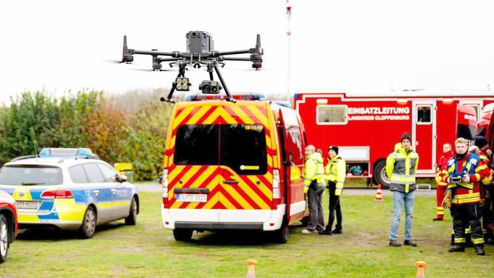 Unterstützung aus der Luft: Die Drohnenstaffel der Kreisfeuerwehr Cloppenburg ist an der Talsperre im Einsatz.