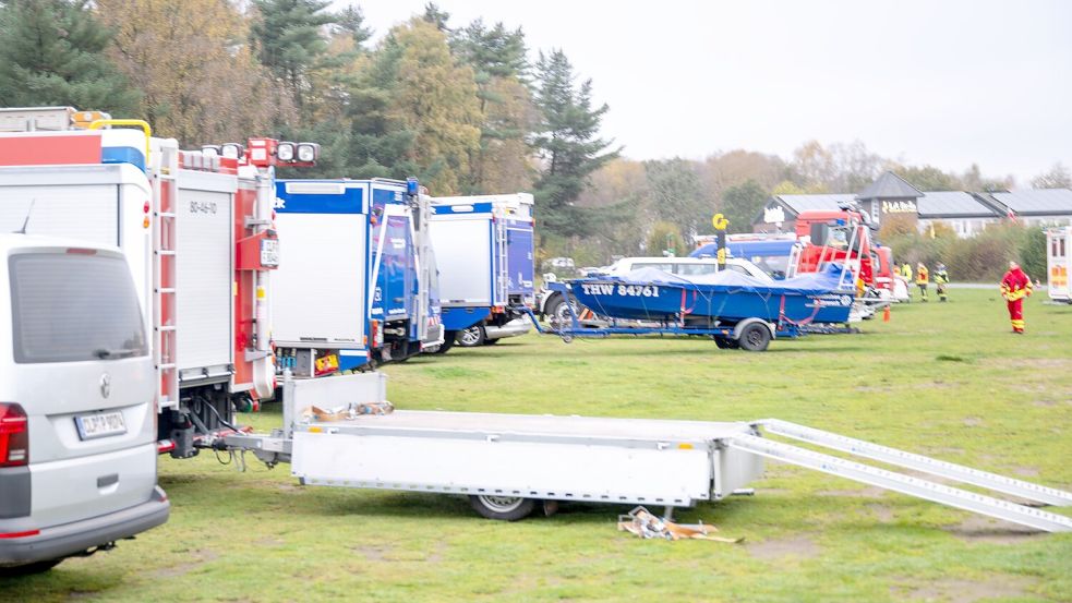 Etwa 250 Einsatzkräfte von Polizei, Feuerwehr, THW, DRK, DLRG mit insgesamt fünf Drohnen, mehreren Booten und zwei Rettungshundestaffeln waren am Samstag im Einsatz. Fotos: Chowanietz