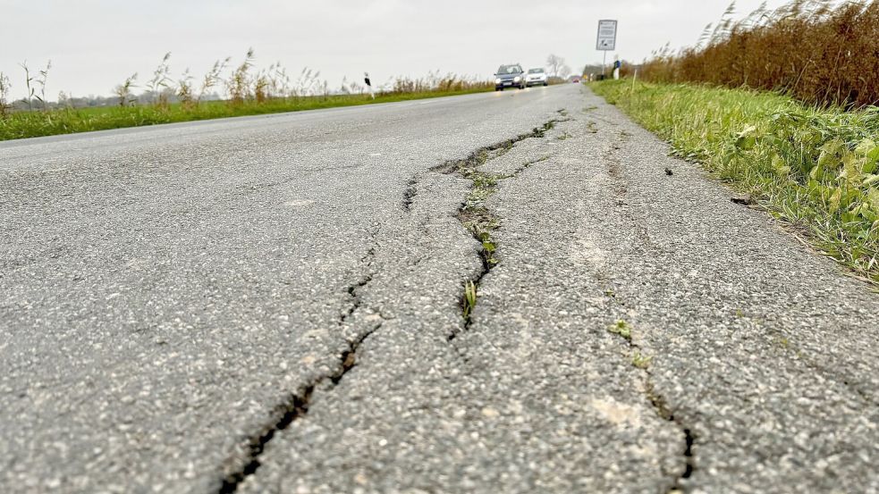 Risse im Asphalt: Die Landesstraße 4 in Osteel muss dringend saniert werden. Foto: Niedersächsischen Landesbehörde für Straßenbau und Verkehr