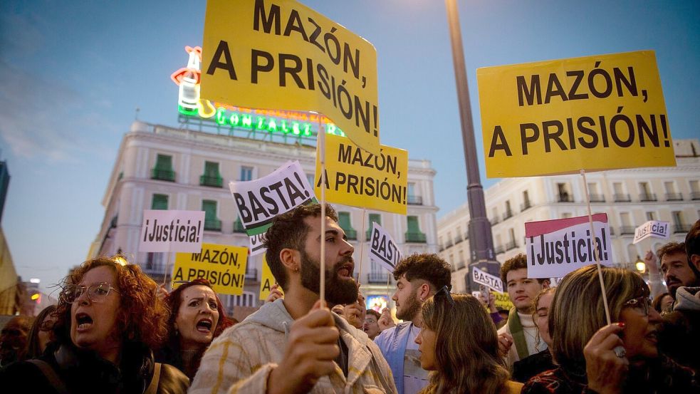 Einige trugen Plakate mit Aufschriften wie „Mazón ins Gefängnis!“ oder „Gerechtigkeit!“. Foto: Juan Barbosa/EUROPA PRESS/dpa