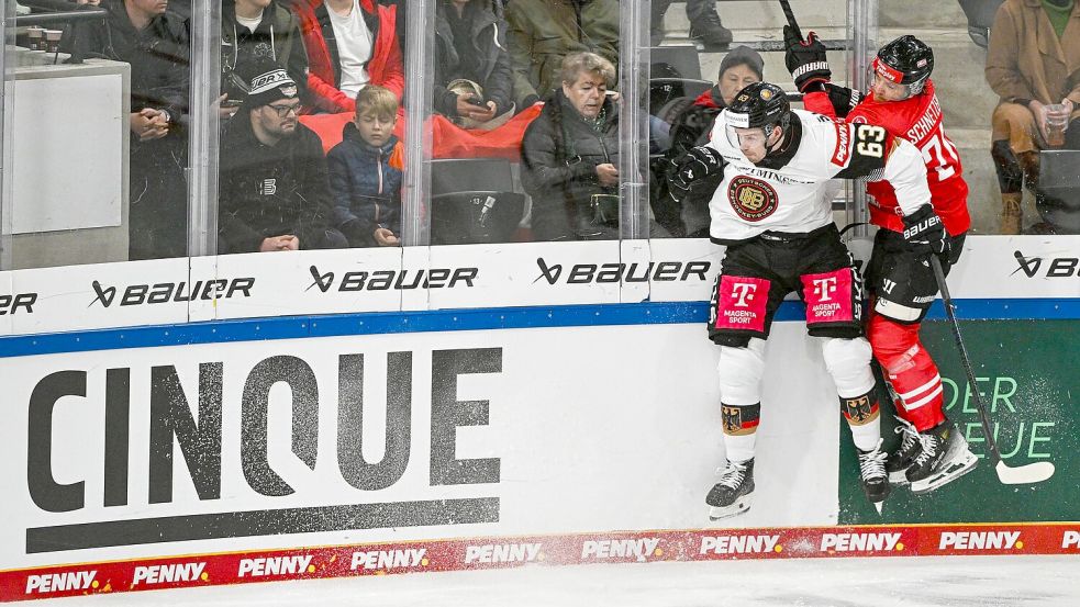 Harte Zweikämpfe gab es zwischen Deutschland und Österreich beim Deutschland Cup. Foto: Armin Weigel/dpa