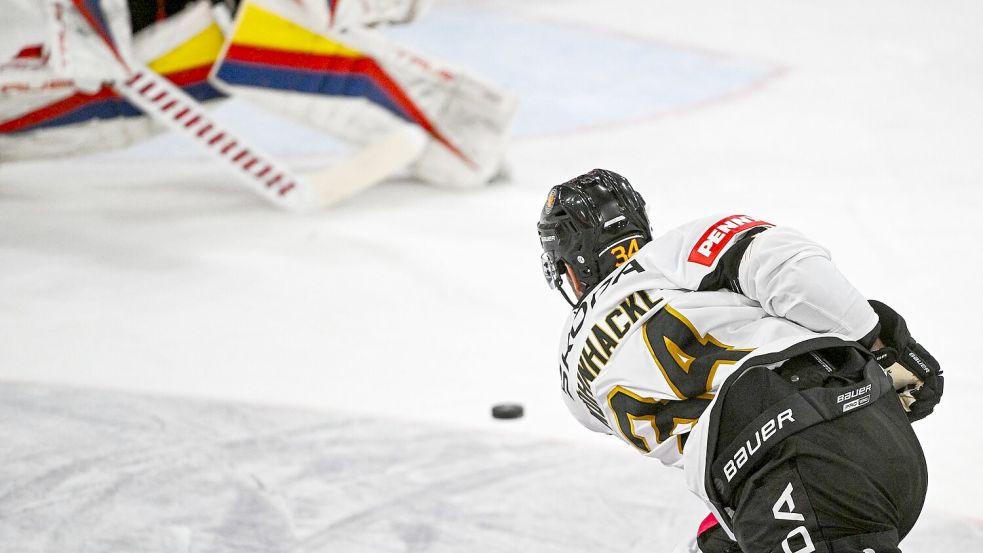 Tom Kühnhackl trifft mit einem fulminanten Schuss zum zwischenzeitlichen 3:0. Foto: Armin Weigel/dpa