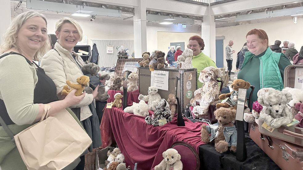 Stofftiere wie hier am Stand von Claudia und Simone Bleeker wurden ebenfalls angeboten. Foto: Kuzmin