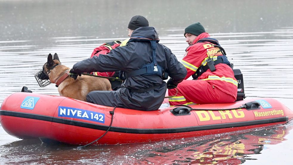 Zu Wasser: Leichenspürhund „Zorn“ wurde zusammen mit seinem Hundeführer von der DLRG über die Talsperre gefahren. Foto: Vorwerk