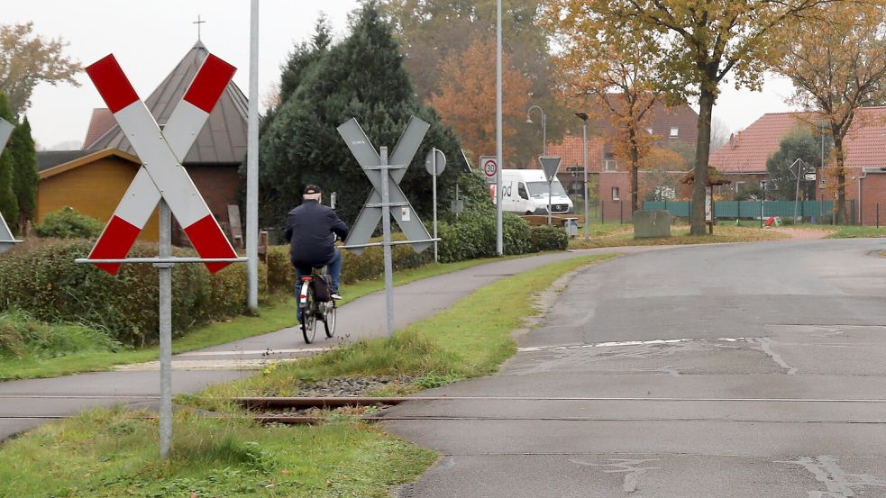 An diesem Bahnübergang an der Sater Landstraße ereignete sich am Samstag der Unfall. Foto: Passmann