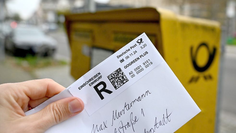 Statt des sogenannten Prio-Briefes sollen teurere Einschreiben ermöglichen, dass eine Sendung besonders schnell ankommt. (Symbolbild) Foto: Wolf von Dewitz/dpa