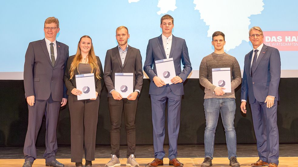 Festakt in Celle: Der ostfriesische Kammerpräsident Albert Lienemann (links) und Jörg Frerichs (rechts), Hauptgeschäftsführer der Handwerkskammer für Ostfriesland, gratulierten Fenja Held (von links), Timm Eisenhauer, Malte Munk und Nils Ginschel zum Landessieg. Foto: Schöning