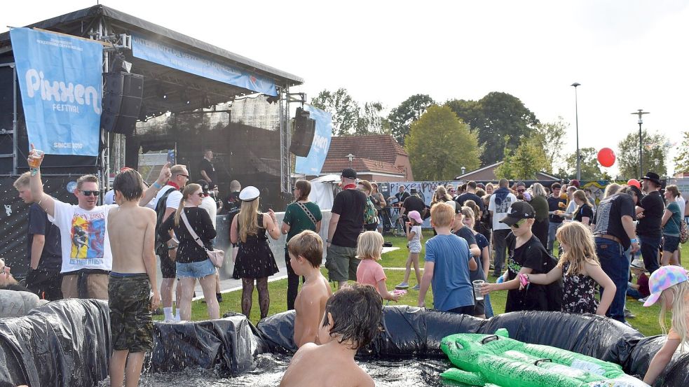 Generationsübergreifend: Für die kleinen Festivalbesucher waren Planschbecken (noch) interessanter als die Musik. Foto: Stromann