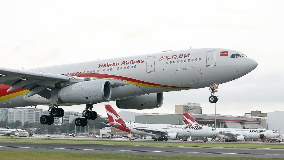 Eine Maschine von Hainan Airlines musste kurz nach dem Start östlich von Rom wegen eines Feuers umkehren. (Archivbild) Foto: Rob Griffith/AP/dpa