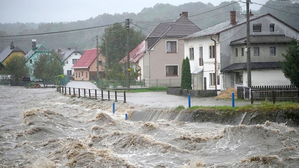 Extremwetter wie verheerende Regenfällen nehmen mit dem Klimawandel zu (Archivbild) Foto: Petr David Josek/AP