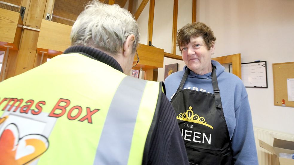 Herma Schoon bei der Verteilung der Lebensmittel im Gemeindehaus der Kirchengemeinde Marcardsmoor. Foto: Böning