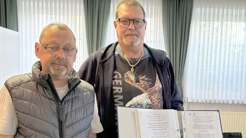 Der Leverkusener Ralf Magenheimer (rechts) hat im Chor Sail and More eine Heimat gefunden. Dieser wird geleitet von Reinhard Schmidt. Foto: Vogt