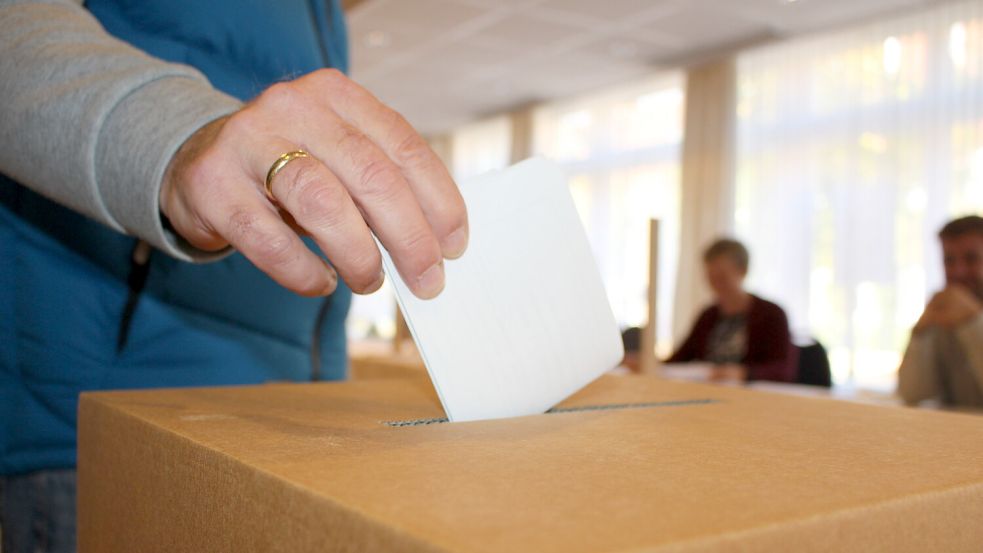 Ein Wähler gibt seine Stimme in einem Wittmunder Wahllokal ab. Foto: Oltmanns/Archiv