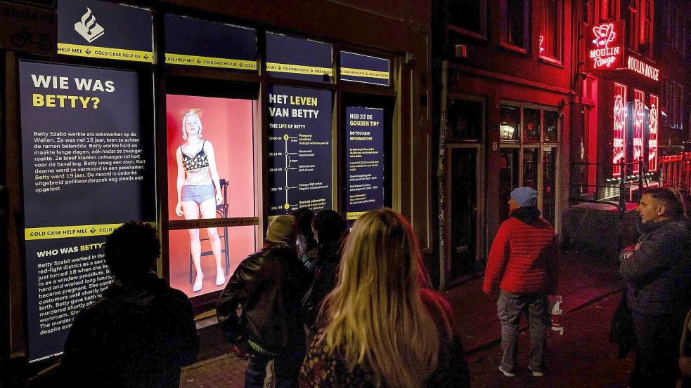 Die Amsterdamer Polizei hofft, mit Hilfe des Hologramms den 15 Jahre alten Mord an der damals 19-jährigen Szabo aufzuklären. Foto: Robin Van Lonkhuijsen/ANP/dpa