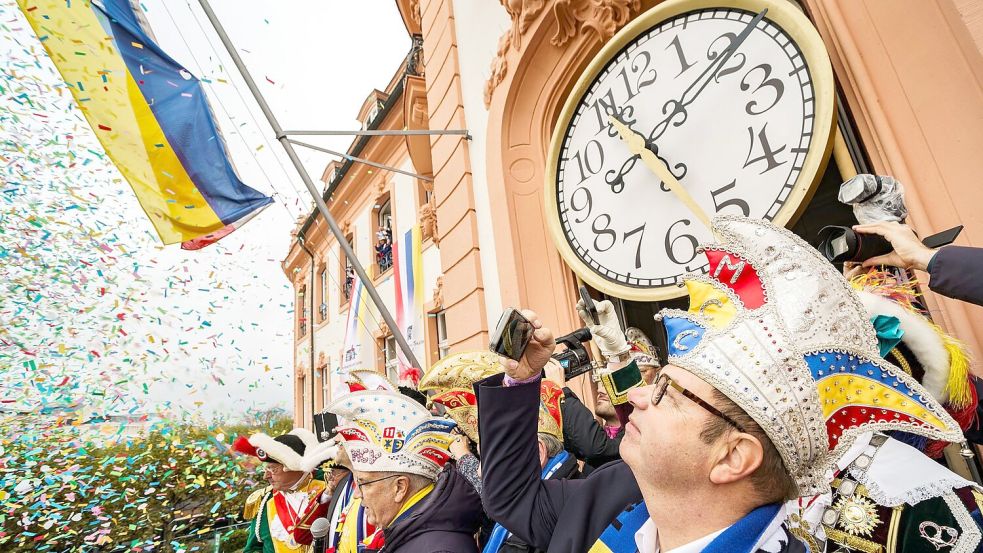 Auf dem Schillerplatz feierten an die 9.000 Närrinnen und Narren bei frischem Wetter. Foto: Andreas Arnold/dpa