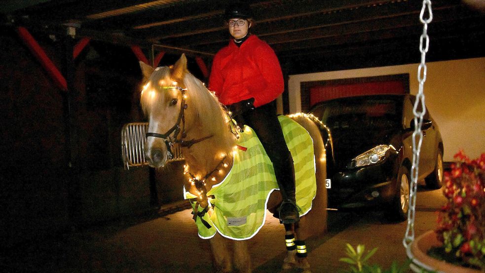 Auch auf einem geschmückten Pferd geht es in Holtland von Haus zu Haus. Foto: Stromann